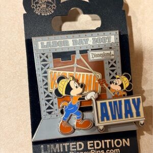 Disney DLR Labor Day 2007 Mickey Construction LE 1000 Pin NOC